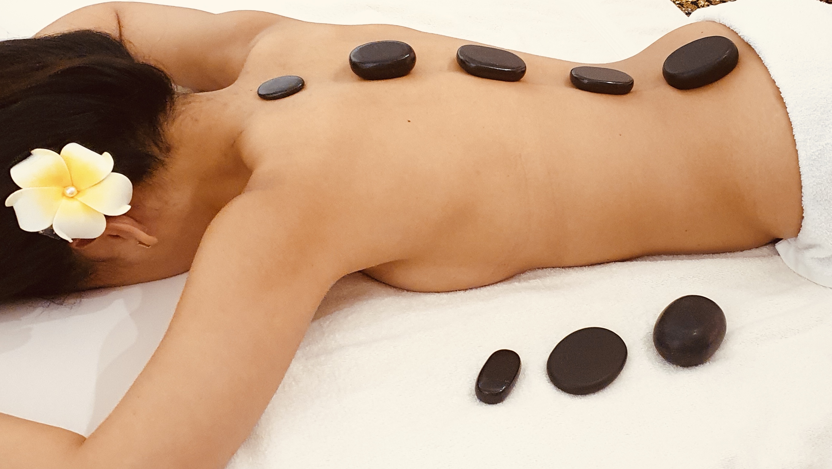 Photo massage aux pierres chaudes